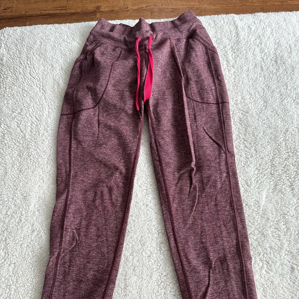 Lululemon leggings/sweats comfy not fitted maroon   size 4 with pockets